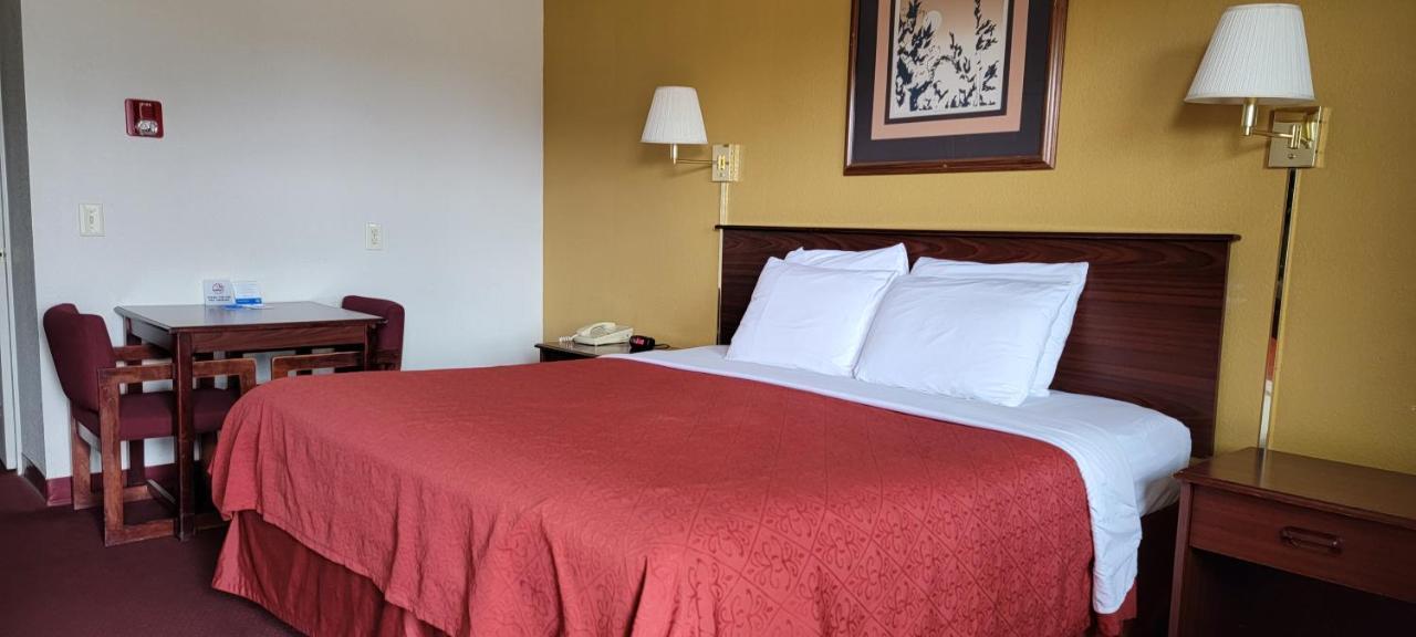 Rodeway Inn Goddard Ngoại thất bức ảnh