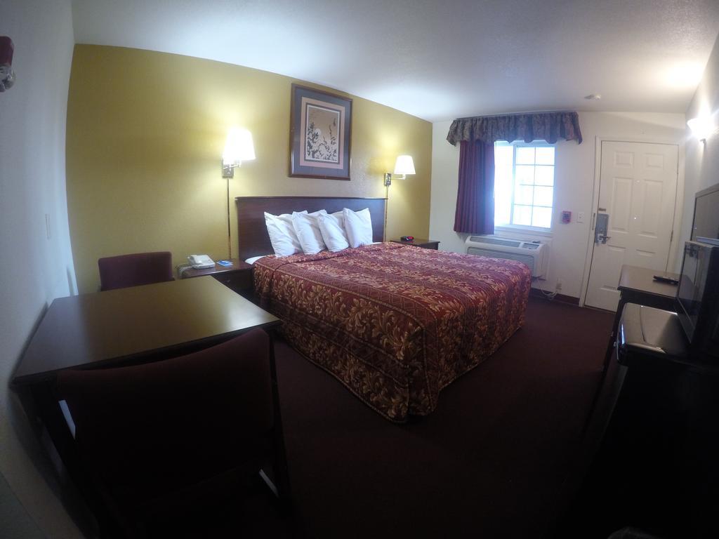 Rodeway Inn Goddard Ngoại thất bức ảnh